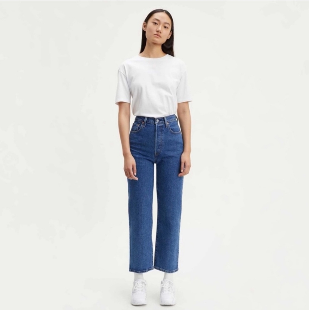 Levi's High-Rise Cropped Straight Jeans in Classic Blue - Picture 1 of 6